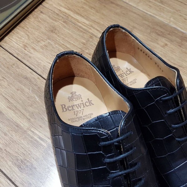 Oxford shoe Berwick 3407 black leather crocodile print finish