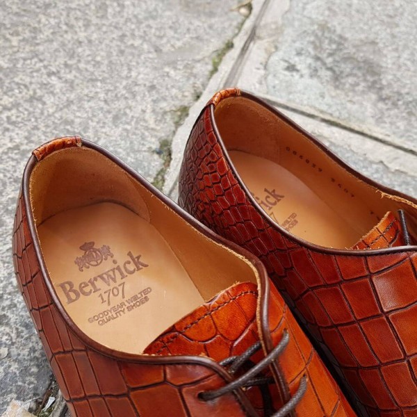 Oxford shoe Berwick 3407 brown leather crocodile print finish