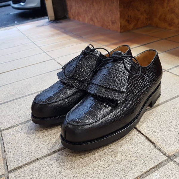 Derbie Center 51 8172 Bob cuir façon crocodile noir avec frange