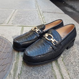 Moccasin Center 51 13083 black leather python print finish