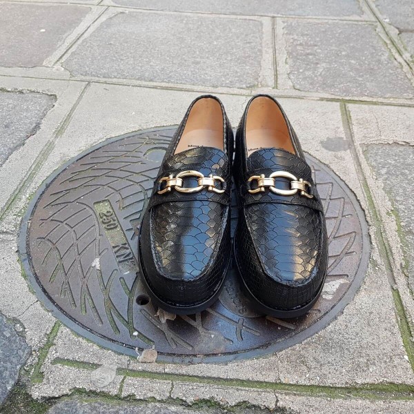 Moccasin Center 51 13083 black leather python print finish