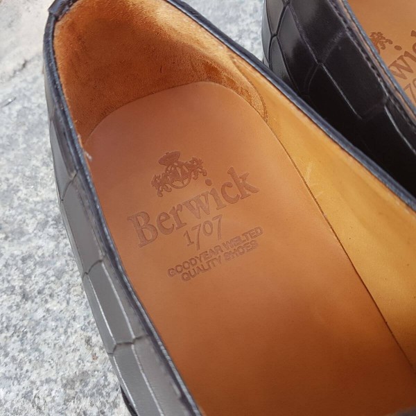 Chaussure à boucle Berwick 3520 cuir façon crocodile noir