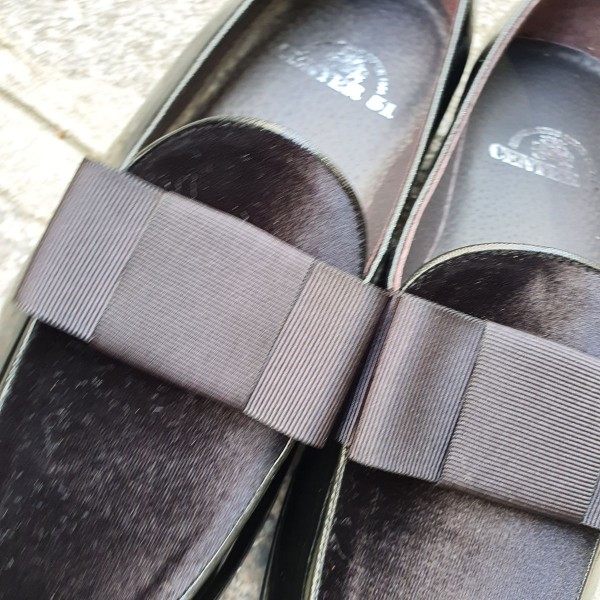 Mocassin a noeud slippers sleepers Center 51 Xmas cuir vernis noir velours noir et noeud noir