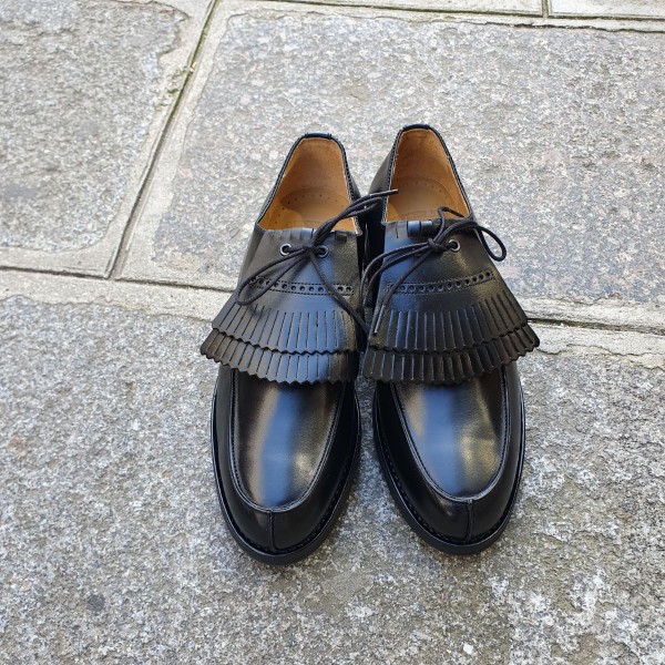 Derby shoe Center 51 8172 Bob black leather with tassels