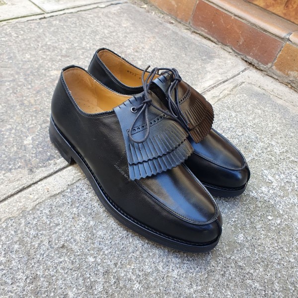 Derby shoe Center 51 8172 Bob black leather with tassels