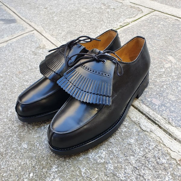 Derby shoe Center 51 8172 Bob black leather with tassels